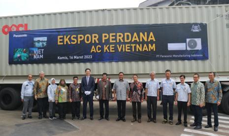 Kegiatan ekspor perdana AC produksi PT Panasonic Manufacturing Indonesia ke Vietnam, Kamis (16/3/2023)