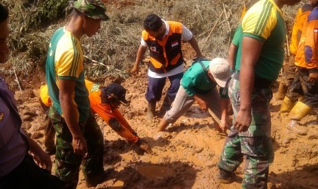 Kegiatan Evakuasi korban longsor Purworejo akhir pekan lalu