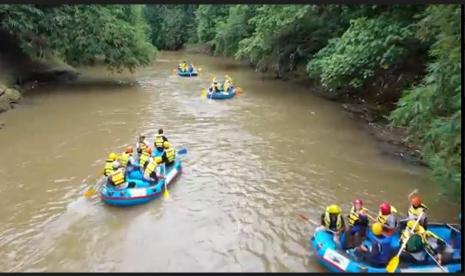 Kegiatan Familiarization (Fam) Trip di Sekolah Ciliwung Mat Peci yang diselenggarakaan oleh Program Studi Pendidikan Geografi Universitas Negeri Jakarta (UNJ), Ahad (9/1/2022). Dalam kesempatan ini, UNJ meluncurkan produk wisata Ciliwung Heritage hasil dari pembelajaran luar kampus kewirausahaan mahasiswa (20 SKS) 