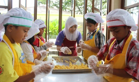 Kegiatan fieldtrip para siswa SD Budi Mulia Dua saat membuat bakpia.