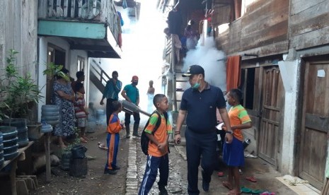 Kegiatan fogging oleh petugas dari Dinas Kesehatan Musi Banyuasin (Muba) di Kecamatan Sekayu, Senin (3/12) untuk mengantisipasi dan mencegah penyebaran penyakit demam berdarah. 