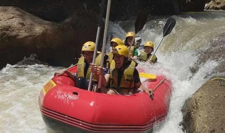 Kegiatan Fun Math Outdoor Learning & Rafting, yang  digelar Klinik Pendidikan MIPA (KPM) di Cikreteg, Caringin, Bogor, Jawa Barat, Selasa (24/10).