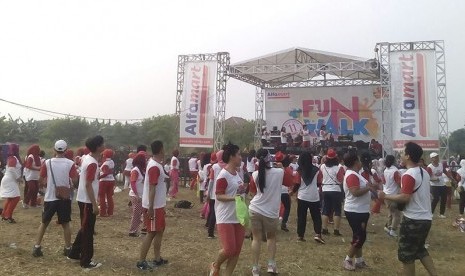 Kegiatan Fun Walk yang digelar Alfamart, Ahad (1/11).