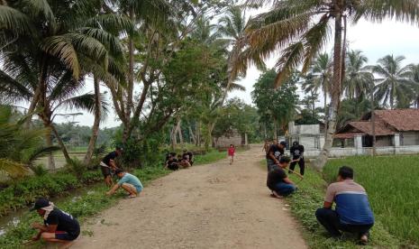 Kegiatan gotong royong atau bersih-bersih di kawasan Desa Kalang Anyar, Kecamatan Pandeglang, Kabupaten Pandeglang, Provinsi Banten.