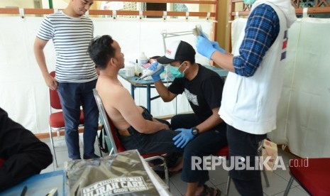 Kegiatan hapus tato di stan Hijrah Care pada acara Muhasabah Akhir Tahun Republika 2018, di Selasar Masjid Pusdai, Kota Bandung, Senin (31/12).