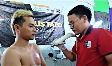 Kegiatan hapus tato yang dilaksanakan oleh Islamic Medical Service (IMS).