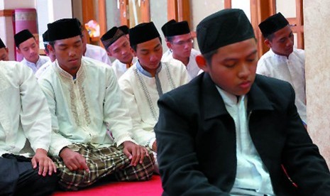 Kegiatan ibadah mahasiswa STIDKI Ar Rahmah.