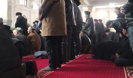 Kegiatan ibadah Shalat di Masjid Jiamai, Kota Hotan, Xinjiang