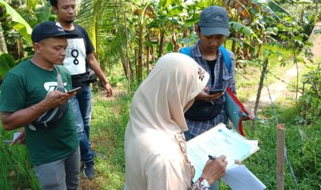 Kegiatan inventarisasi, identifikasi dan pengukran lahan di Desa Wadas, Kecamatan Bener, Kabupaten Purworejo tahap 2 yang dilakukan tim sejak Sejak Selasa (12/7). Aparat desa dan apparat kepolisian setempat mennyebutkan proses ini dapat berjalan dalam situasi kondusif.