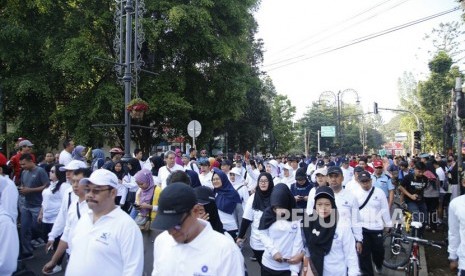 Kegiatan jalan sehat yang digelar Kementerian Riset, Teknologi dan Pendidikan Tinggi (Kemenristekdikti) di Car Free Day Dago, Bandung, Ahad (6/5) untuk memperingati Hardiknas dan sebagai salah satu dukungan Asian Games 2018.