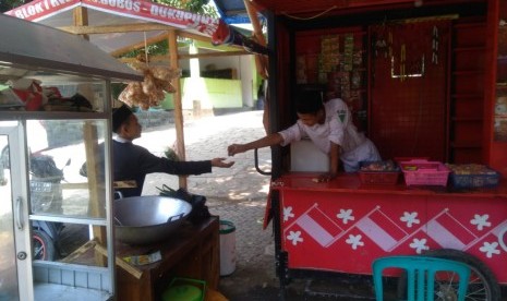 Kegiatan jual beli di warung santri Ma'had Daruttauhid AL Ishlah Bobos 