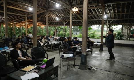 Kegiatan public speaking yang berkolaborasi dengan kelompok karang taruna Desa Widosari, Ikatan Pelajar Nahdatul Ulama (IPNU), dan Oemah Sambung di Kabupaten Klaten, Jawa Tengah, Selasa (28/3/2023).