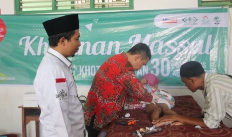 kegiatan khitanan massal serta santunan, yang dilaksanakan di Ponpes KHAS (Kiai Haji Aqiel Siroj), di Desa Kempek, Kecamatan Gempol, Kabupaten Cirebon, pada Kamis (26/09).