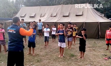 Kegiatan latihan bela diri di pengungsian erupsi Gunung Agung, Karangasem, Bali.