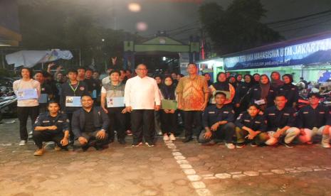 Prof Suradika bersama para mahasiswa Universitas Teknologi Muhammadiyah  dalam acara Latihan dasar Kepemimpinan Mahasiwa di Bogor, Ahads (17/04/2024).