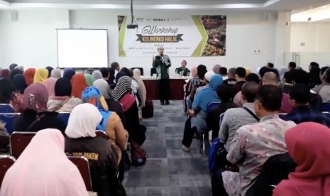 Kegiatan Masyarakat Ekonomi Syariah (MES) DIY meluncurkan program pendampingan untuk Usaha Kecil dan Menengah (UKM) di Yogyakarta