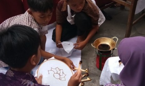  Kegiatan membatik yang dilaksanakan SD Juara Yogyakarta dalam rangka memperingati Hari Batik Nasional.