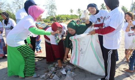 Kegiatan membersihkan pantai Pariaman. 