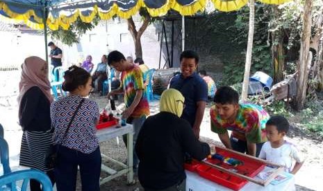 Kegiatan membuat kaus batik jumputan atau tie dye yang dilakukan Omah Kreatif Loedji 16 di Yogyakarta, Ahad (26/8).