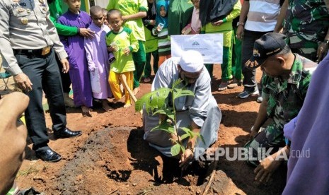 Kegiatan menanam 300 pohon sukun bersama Kapolsek, Koramil, dan Jajaran Petugas Kecamatan Setu, di Pondok Pesantren Nuu Waar, Jumat (9/3).