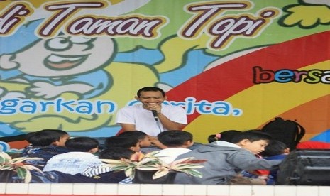 Kegiatan mendongeng di Taman Topi atau Plaza Kapten Muslihat