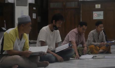 Kegiatan menghafal alquran di Masjid Cut Meutia saat bulan Ramadhan.