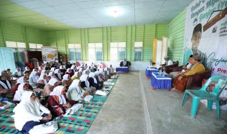 Kegiatan menyambut Ramadhan di majelis taklim di Desa Malombu, Kecamatan Angkola Sangkunur, Kabupaten Tapanuli Selatan, Sumatra Utara.