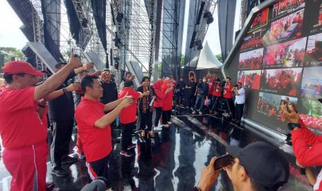 Kegiatan minum kopi dengan gula aren massal, yang dilaksanakan dinpanggung utama arena Kabupaten Semarang Expo 2022 di Lapangan Panglima Besar Jenderal Sudirman, Ambarawa, Kabupaten Semarang, Jawa Tengah, Sabtu (22/10). Kegiatan ini memecahkan rekor MURI dengan jumlah peserta mencapai 13.609 peserta.