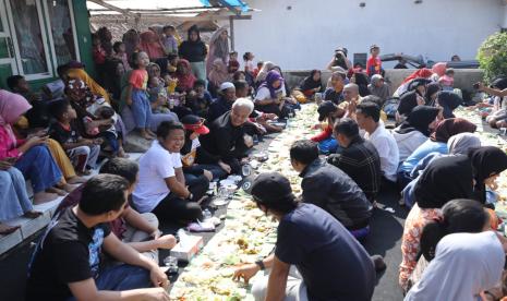 Kegiatan ngeliwet di Desa Tegallega, Cianjur, Jawa Barat. 