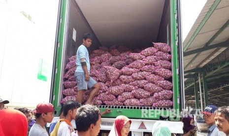 Kegiatan operasi pasar bawang putih di Pasar Induk Osowinangun Surabaya, Jumat (19/5). Dalam operasi tersebut, bawang putih dijual seharga Rp 10 ribu - Rp 23 ribu per kilogram. 