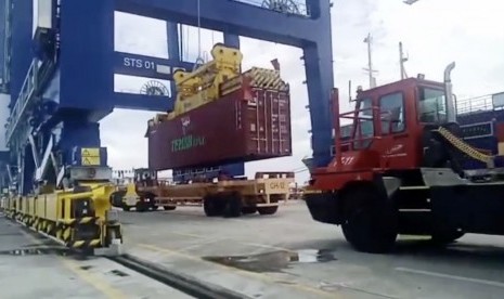 Kegiatan operasional di Pelabuhan Kuala Tanjung, Medan, Sumatra Utara