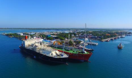 Kegiatan operasional di Terminal LNG Benoa, SPMT Branch Benoa yang memiliki fungsi vital dalam penyediaan energi listrik Pulau Bali.