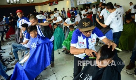 Kegiatan pangkas rambut di ulang tahun Bank BJB