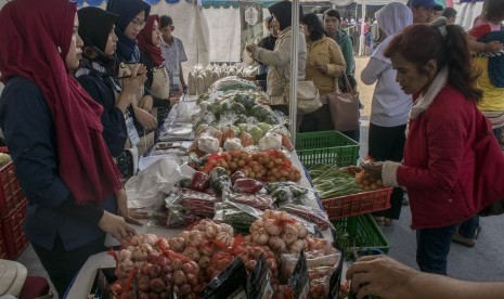 Kegiatan pasar murah.