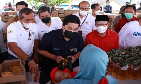 Kegiatan pasar murah dihadiri langsung Menteri BUMN Erick Thohir didampingi Direktur Umum Holding Perkebunan Nusantara PTPN III (Persero) Doni P Gandamihardja, dan Bupati Cianjur H Herman Suherman.