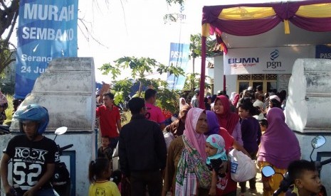 Kegiatan pasar murah sembako yang diadakan oleh PT Perusahaan Gas Negara (Persero) Tbk (PGN) di delapan daerah di Indonesia.