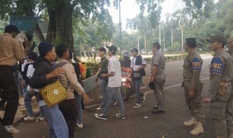 Kegiatan patroli aparat Satpol PP Kota Depok berhasil mengamankan 34 pelajar yang hendak ikutan demonstrasi ke Gedung DPR di Jakarta. Dari 34 pelajar, seorang pelajar kedapatan membawa senjata tajam dan diserahkan ke Mapolresta Depok, Rabu (25/9).