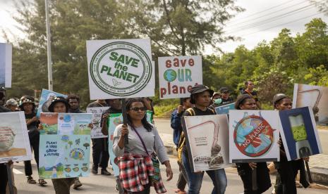 Kegiatan pawai bebas plastik di Jayapura, Papua, dalam rangkaian Aksi Muda Jaga Iklim 2024.