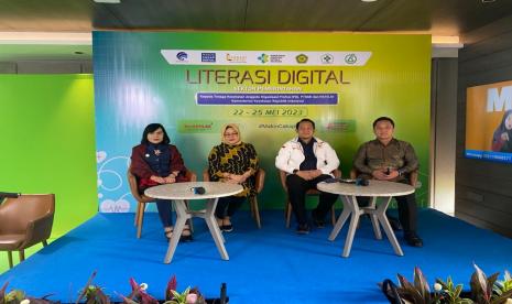 Kegiatan pelatiran literasi digital bagi tenaga kesehatan.