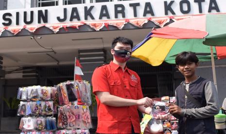 Kegiatan pembagian masker kepada para penjual kopi keliling.