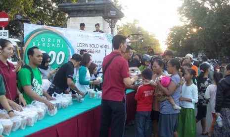 Kegiatan pembagian takjil gratis.