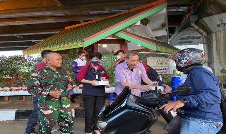 Kegiatan pembagian takjil oleh Artha Graha Peduli bersama tokoh muslim Tionghoa, Jusuf Hamka di Jakarta Utara, Rabu (13/4/2022).