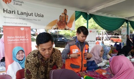  Kegiatan pemeriksaan kesehatan gratis yang digelar Rumah Zakat di Laguna Pantai Glagah, Kabupaten Kulonprogo, DIY.