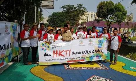 Kegiatan penaburan bubuk mikroba Deogone di Kali Sentiong oleh HKTI Jakarta, Ahad (29/7).