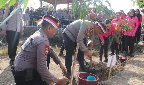 Kegiatan penanaman bibit pohon oleh Polda DIY dan unsur lainnya.