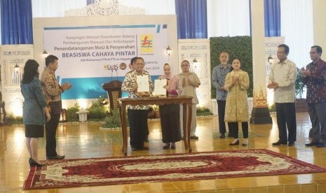 Kegiatan penandatangan nota kesepahaman (MoU) antara Muhamad Ali bersama para Rektor perguruan tinggi negeri dan swasta penerima beasiswa.