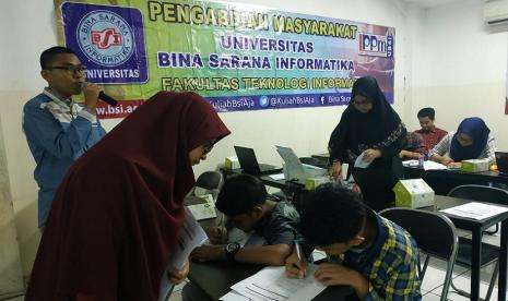 Kegiatan pengabdian masyarakat yang dilakukan oleh dosen dari Kampus Digital Kreatif Universitas BSI (Bina Sarana Informatika) dengan bidang sistem informasi, dapat memberikan manfaat yang signifikan bagi kemajuan masyarakat dalam penguasaan teknologi komputer.