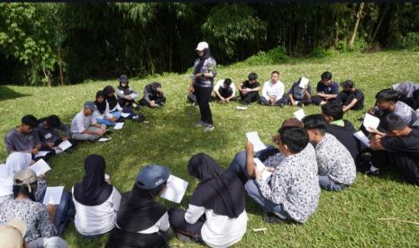 Kegiatan pengajaran mengenai kurikulum perdamaian. 