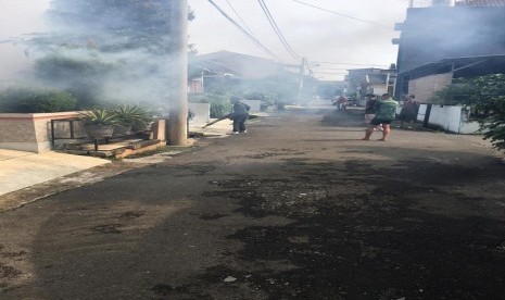 Kegiatan pengasapan di lingkungan Perumahan Violet Garden Bekasi Barat