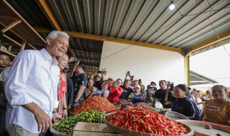 Kegiatan pengecekan harga pangan di pasar Tomohon, Sulawesi Utara. 